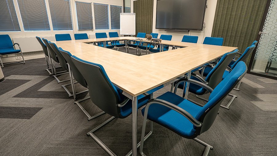 Dizajn i udobnost u sobi za sastanke: Kako odabrati savršene stolice